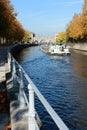 Promenade le long du quai Notre-Dame ÃÆÃâÃâÃÂ  Tournai en Belgique en automne avec le Pont des trous en perspective